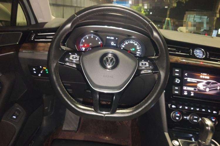 Used Volkswagen Magotan 2019 330TSI DSG Luxury Version China VI Standard Steering Wheel