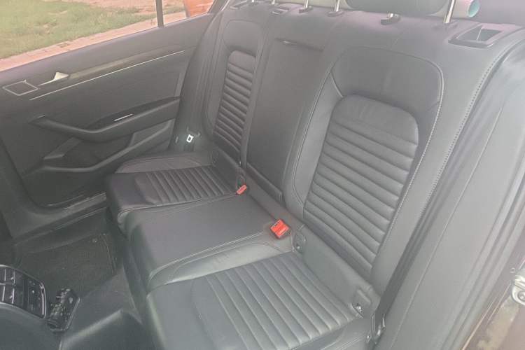 Used Volkswagen Magotan 2019 330TSI DSG Luxury Model China V Standard Left Rear Seat