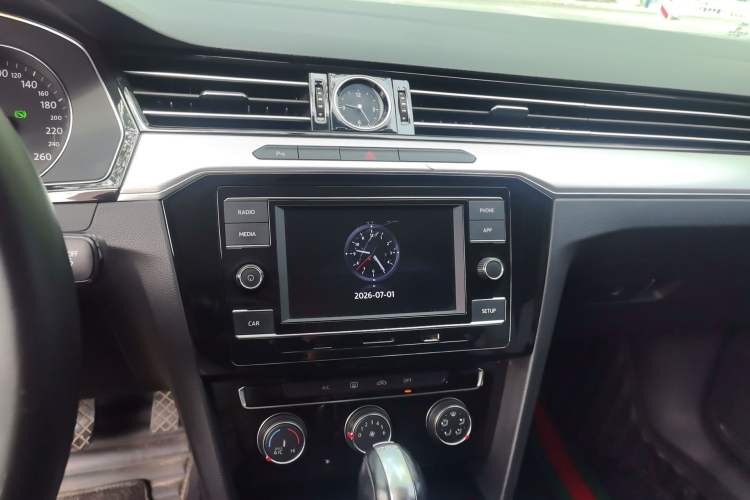 Used Volkswagen Magotan 2019 330TSI DSG Leading Model China VI Standard Audio And AC Panel