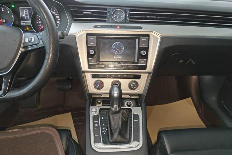 Used Volkswagen Magotan 2019 280TSI DSG Comfort Model China VI Standard Audio And AC Panel