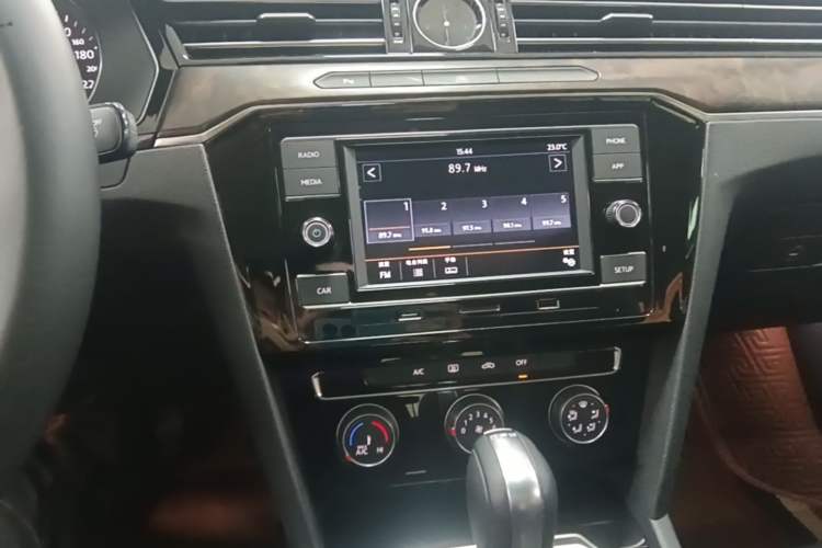 Used Volkswagen Magotan 2019 330TSI DSG Leading Model China VI Standard Audio And AC Panel