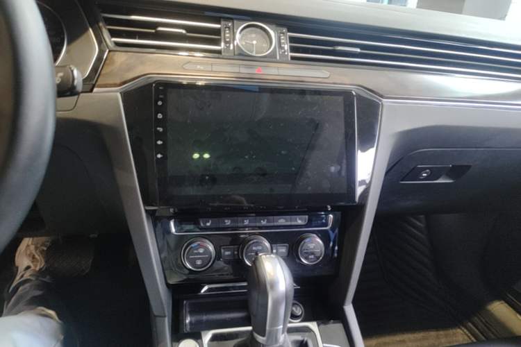 Used Volkswagen Magotan 2019 330TSI DSG Luxury Version China VI Standard Audio And AC Panel