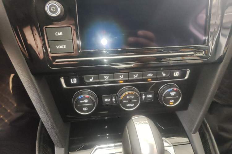 Used Volkswagen Magotan 2019 330TSI DSG Luxury Model China V Standard Audio And AC Panel