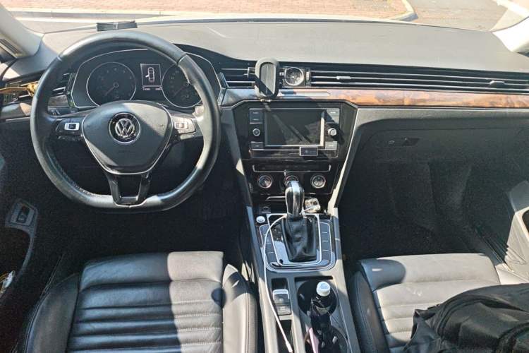 Used Volkswagen Magotan 2019 330TSI DSG Leading Model China VI Standard Center Console