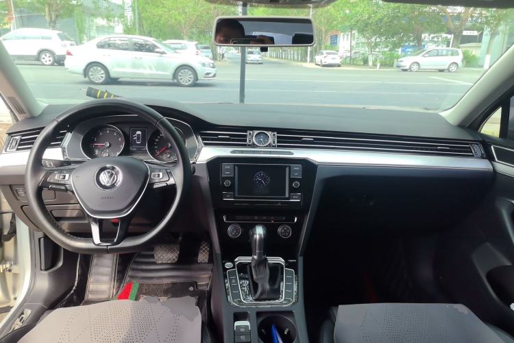 Used Volkswagen Magotan 2019 330TSI DSG Leading Model China VI Standard Center Console