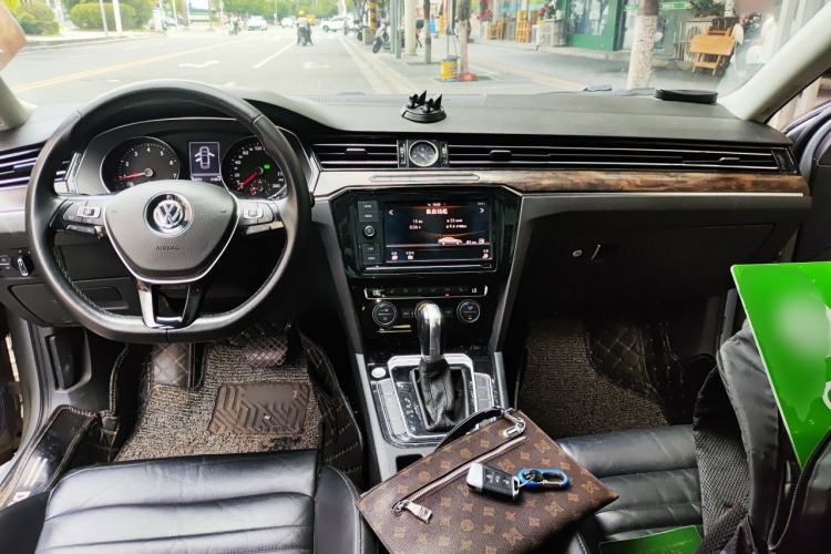 Used Volkswagen Magotan 2019 330TSI DSG Luxury Model China V Standard Center Console