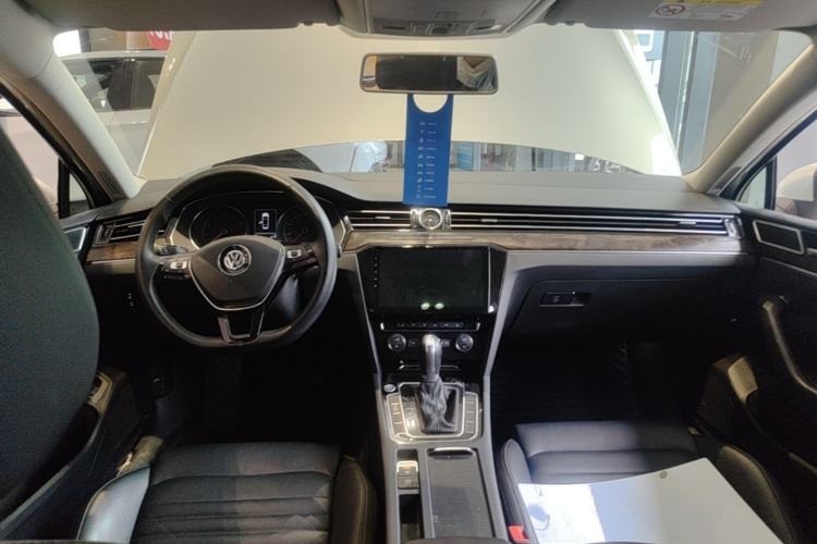 Used Volkswagen Magotan 2019 330TSI DSG Luxury Version China VI Standard Center Console