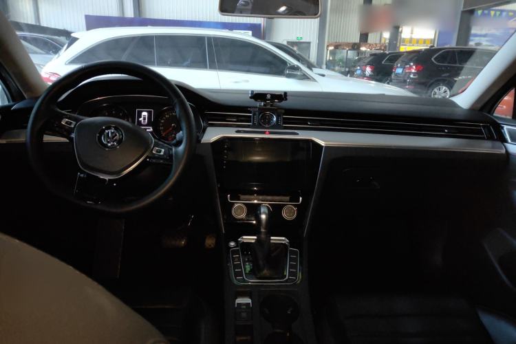Used Volkswagen Magotan 2019 330TSI DSG Leading Edition China V Standard Center Console