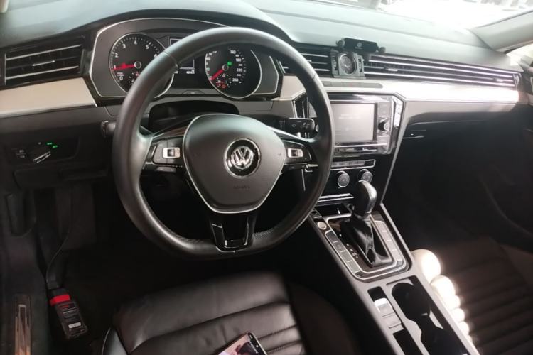 Used Volkswagen Magotan 2019 280TSI DSG Leading Model China VI Standard Center Console
