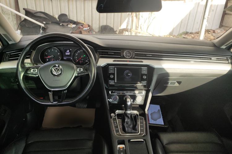 Used Volkswagen Magotan 2019 330TSI DSG Leading Edition China V Standard Center Console