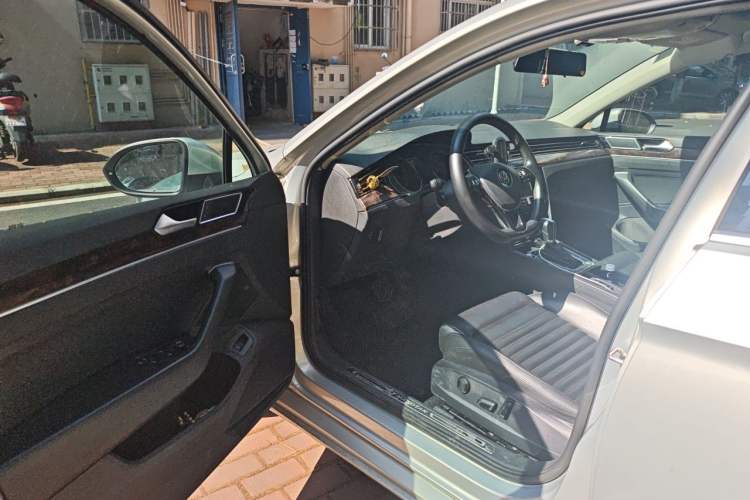 Used Volkswagen Magotan 2019 330TSI DSG Leading Model China VI Standard Driver Seat