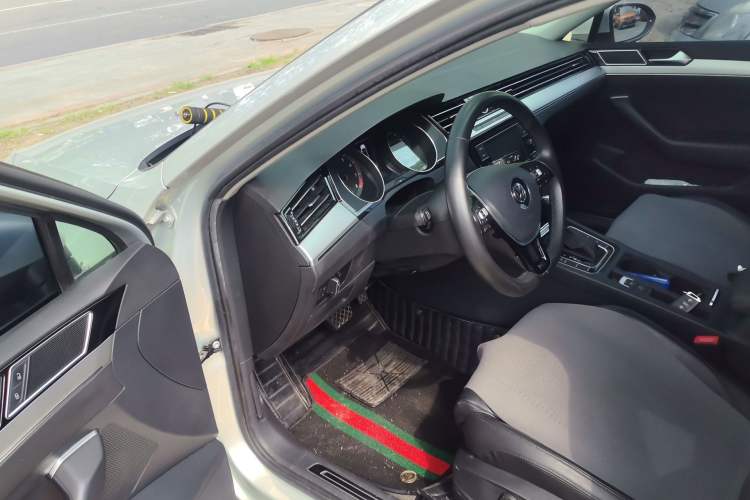Used Volkswagen Magotan 2019 330TSI DSG Leading Model China VI Standard Driver Seat
