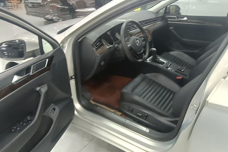 Used Volkswagen Magotan 2019 330TSI DSG Leading Model China VI Standard Driver Seat