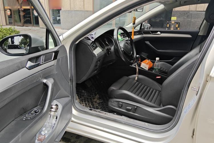 Used Volkswagen Magotan 2019 330TSI DSG Leading Model China VI Standard Driver Seat