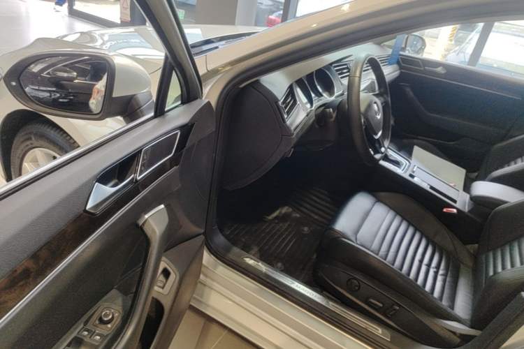 Used Volkswagen Magotan 2019 330TSI DSG Luxury Version China VI Standard Driver Seat