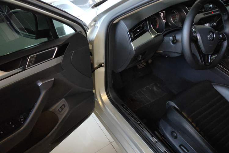 Used Volkswagen Magotan 2019 330TSI DSG Leading Edition China V Standard Driver Seat