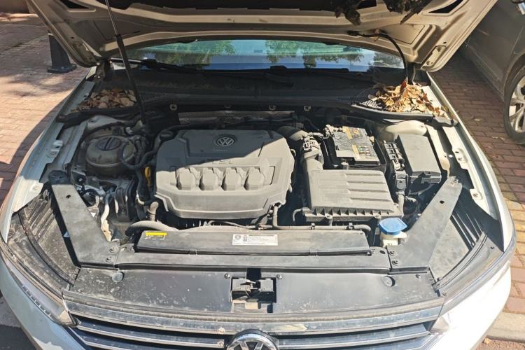 Used Volkswagen Magotan 2019 330TSI DSG Leading Model China VI Standard Engine Bay