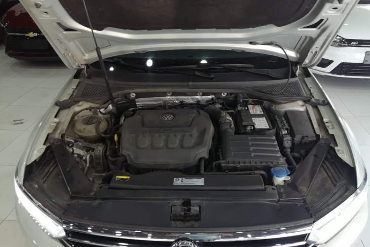 Used Volkswagen Magotan 2019 330TSI DSG Luxury Version China VI Standard Engine Bay