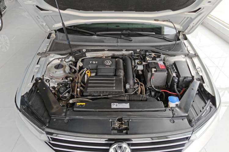 Used Volkswagen Magotan 2019 280TSI DSG Comfort Model China VI Standard Engine Bay