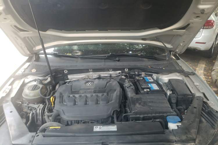 Used Volkswagen Magotan 2019 330TSI DSG Luxury Version China VI Standard Engine Bay