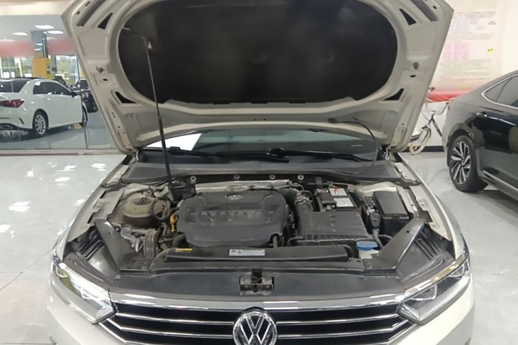 Used Volkswagen Magotan 2019 330TSI DSG Leading Model China VI Standard Engine Bay