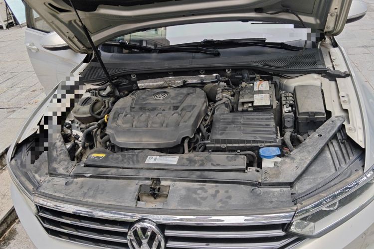Used Volkswagen Magotan 2019 330TSI DSG Leading Model China VI Standard Engine Bay