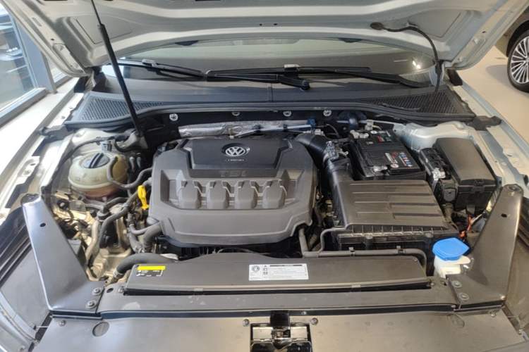 Used Volkswagen Magotan 2019 330TSI DSG Luxury Version China VI Standard Engine Bay