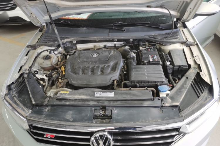 Used Volkswagen Magotan 2019 330TSI DSG Luxury Version China VI Standard Engine Bay