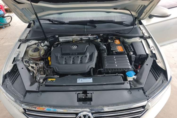 Used Volkswagen Magotan 2019 330TSI DSG Luxury Model China V Standard Engine Bay