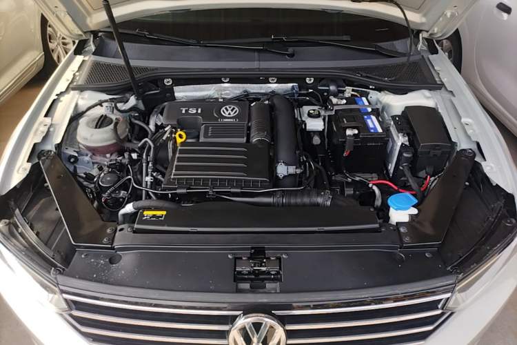 Used Volkswagen Magotan 2019 280TSI DSG Leading Model China VI Standard Engine Bay