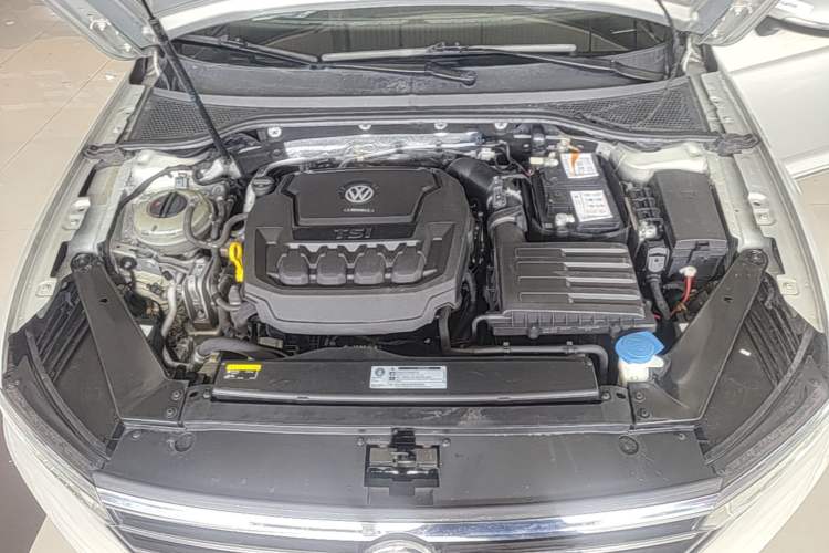 Used Volkswagen Magotan 2019 330TSI DSG Luxury Model China V Standard Engine Bay