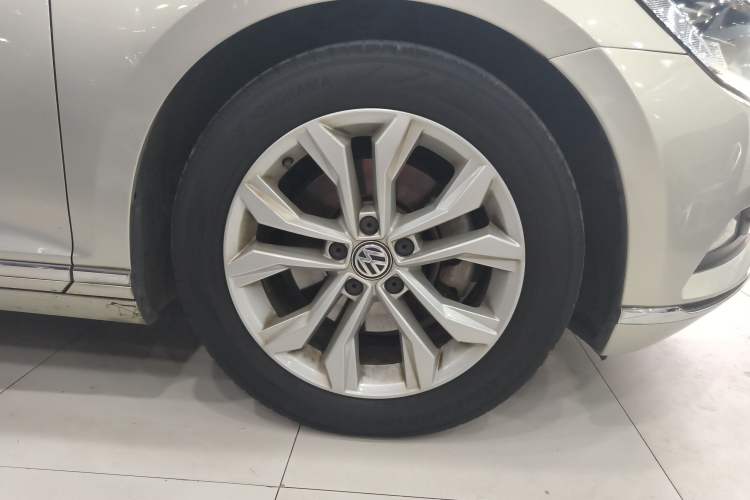 Used Volkswagen Magotan 2019 330TSI DSG Luxury Version China VI Standard Exterior 3