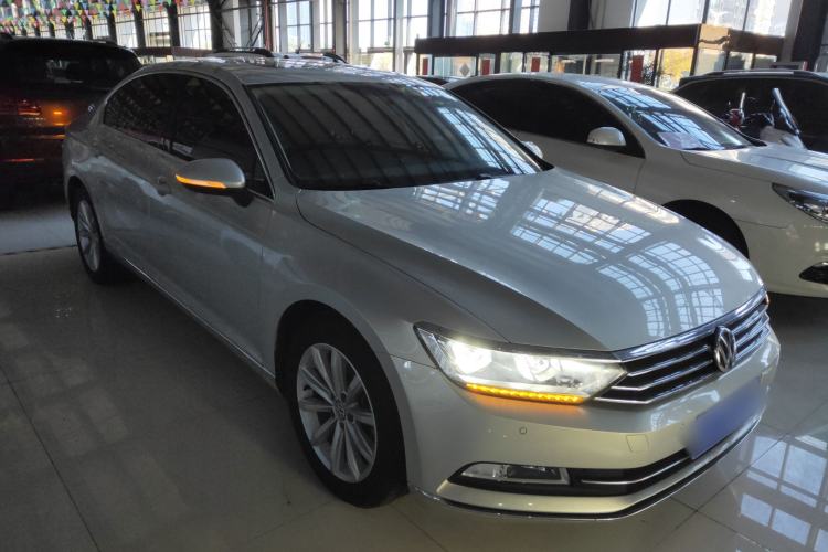 Used Volkswagen Magotan 2019 330TSI DSG Leading Edition China V Standard Front Right 45 Deg