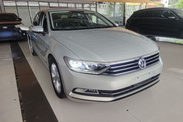 Used Volkswagen Magotan 2019 330TSI DSG Luxury Model China V Standard Front Right 45 Deg