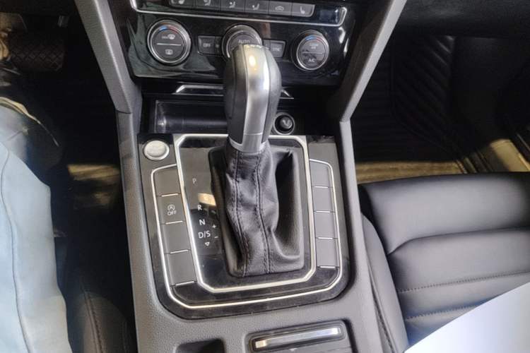 Used Volkswagen Magotan 2019 330TSI DSG Luxury Version China VI Standard Gear Lever