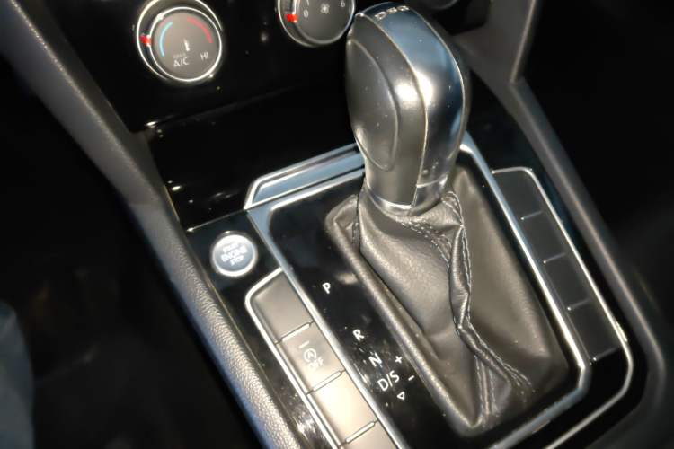 Used Volkswagen Magotan 2019 330TSI DSG Leading Edition China V Standard Gear Lever