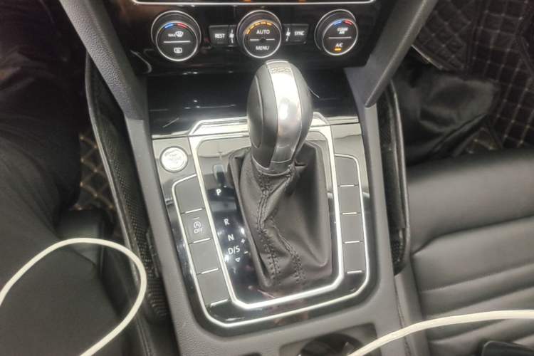 Used Volkswagen Magotan 2019 330TSI DSG Luxury Model China V Standard Gear Lever