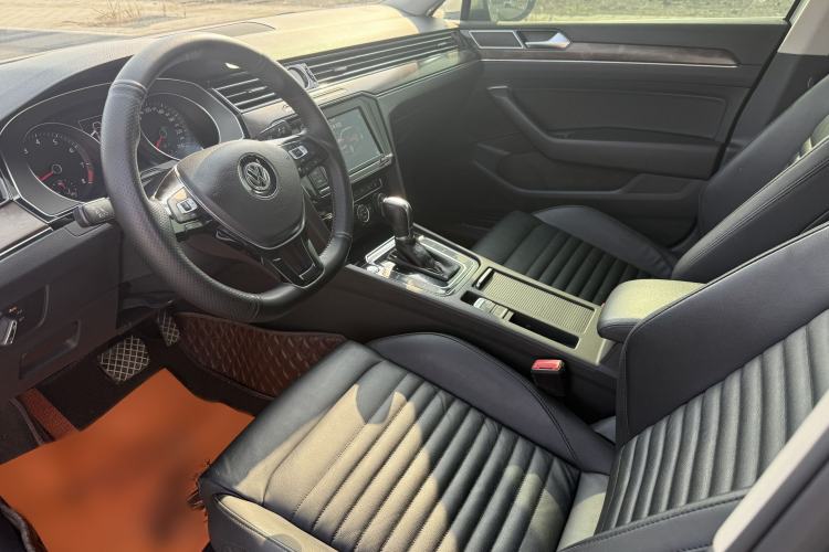Used Volkswagen Magotan 2019 330TSI DSG Luxury Version China VI Standard Interior 1
