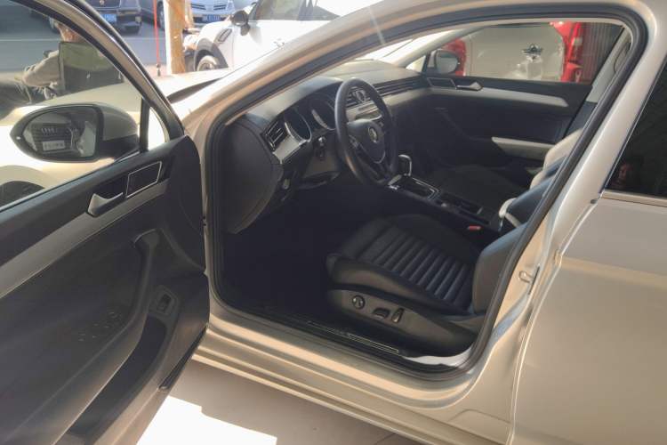 Used Volkswagen Magotan 2019 330TSI DSG Leading Edition China V Standard Interior 3