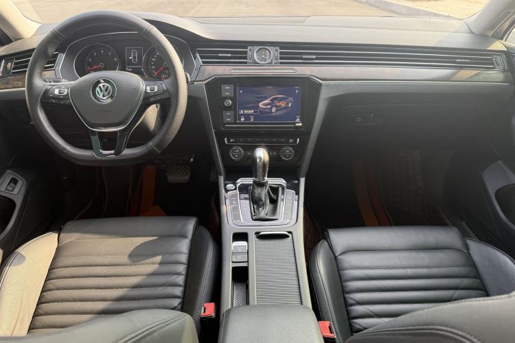 Used Volkswagen Magotan 2019 330TSI DSG Luxury Version China VI Standard Interior 3