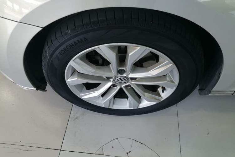 Used Volkswagen Magotan 2019 330TSI DSG Luxury Version China VI Standard Left Front Wheel Hub