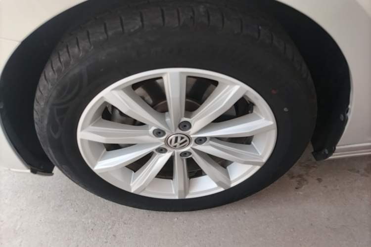 Used Volkswagen Magotan 2019 280TSI DSG Leading Model China VI Standard Left Front Wheel Hub