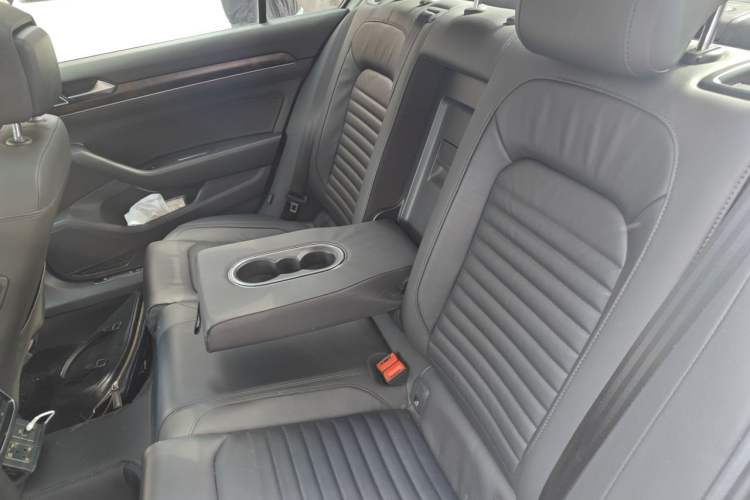 Used Volkswagen Magotan 2019 330TSI DSG Luxury Model China V Standard Left Rear Seat