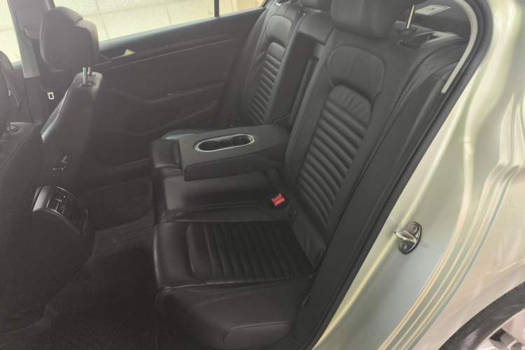 Used Volkswagen Magotan 2019 330TSI DSG Luxury Model China V Standard Left Rear Seat