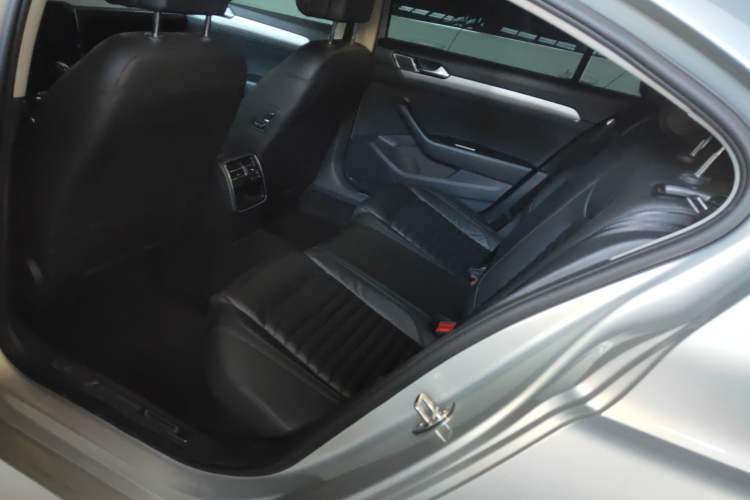 Used Volkswagen Magotan 2019 330TSI DSG Leading Edition China V Standard Left Rear Seat