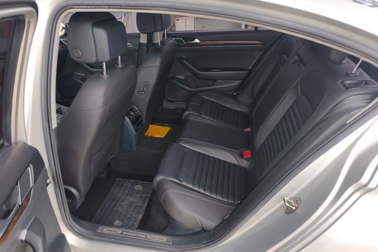 Used Volkswagen Magotan 2019 330TSI DSG Luxury Model China V Standard Left Rear Seat
