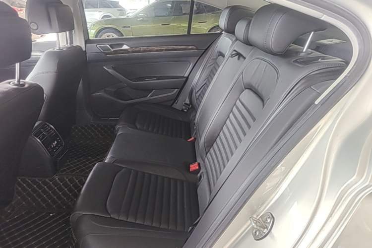 Used Volkswagen Magotan 2019 330TSI DSG Luxury Model China V Standard Left Rear Seat
