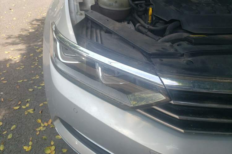 Used Volkswagen Magotan 2019 330TSI DSG Luxury Version China VI Standard Right Front Headlight