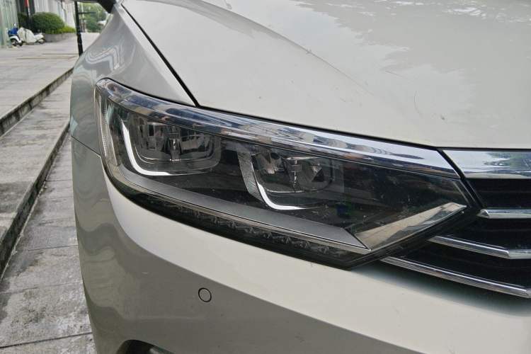 Used Volkswagen Magotan 2019 330TSI DSG Leading Model China VI Standard Right Front Headlight