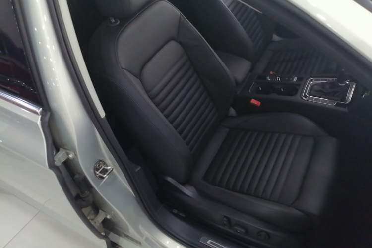 Used Volkswagen Magotan 2019 330TSI DSG Luxury Version China VI Standard Right Front Seat